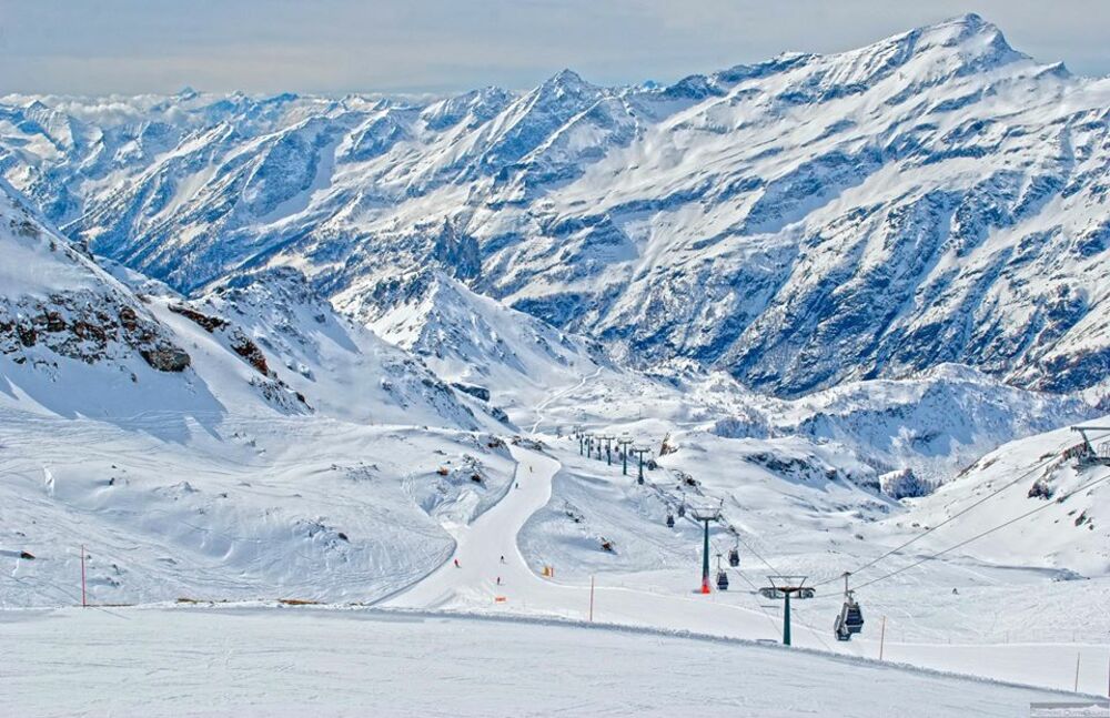 Ski holidays in the Monterosa region of Italy - the high altitude, large ski area