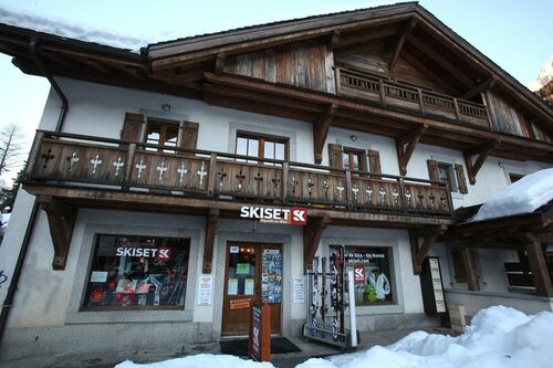 Ski hire Chamonix - the store at the Aiguille du Midi cable car station