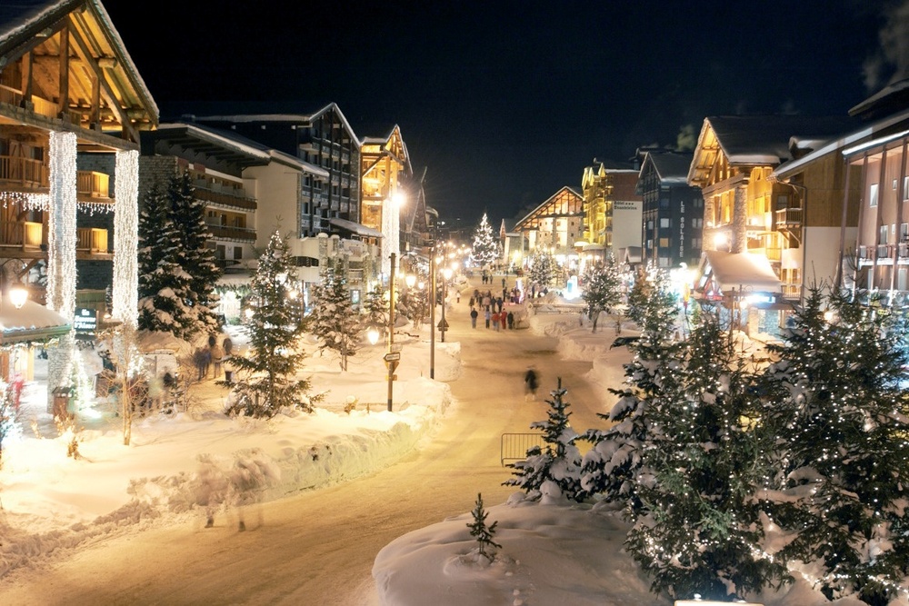 Ski holidays Espace Killy - Val d'Isere town centre at night 