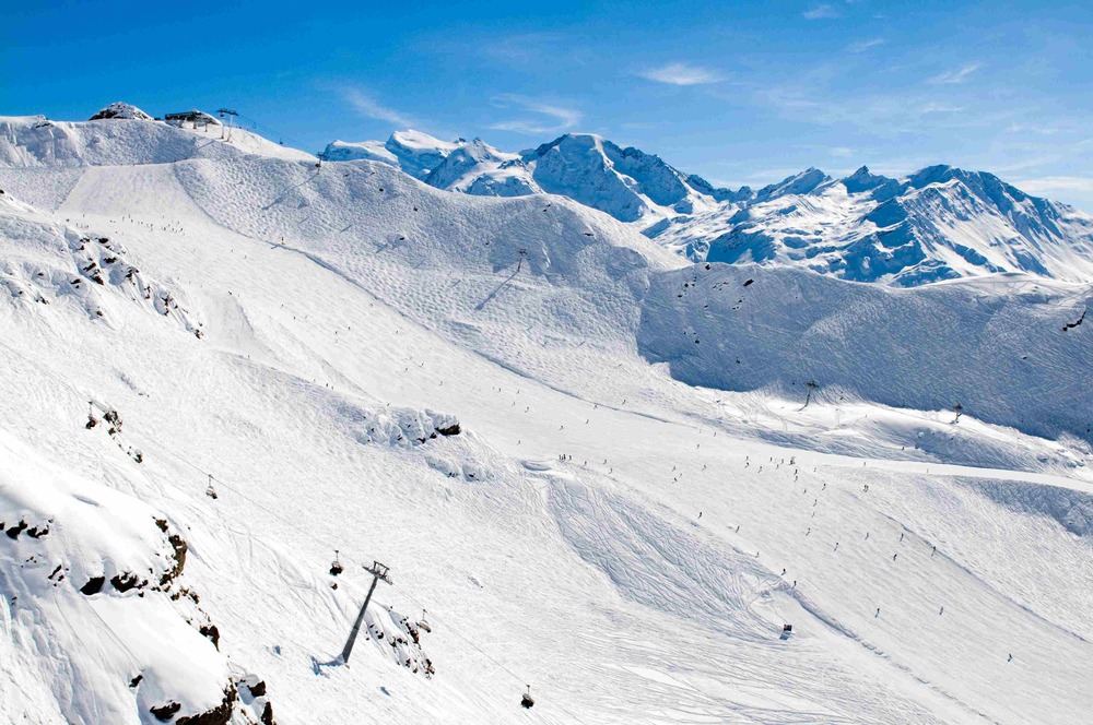 The best skiing in Verbier for intermediate skiers - the piste from Les Attelas