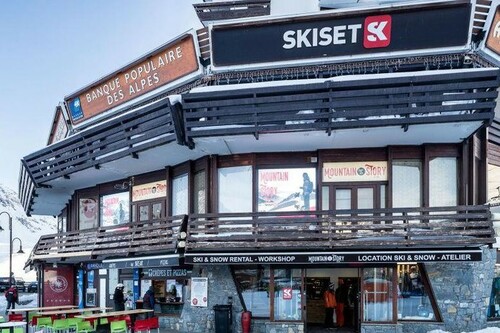 Ski hire Tignes - The Vallon Blanc shop in Tignes Le Lac