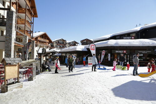 Ski hire Morillon - In' Sport 1 located in the Forum area
