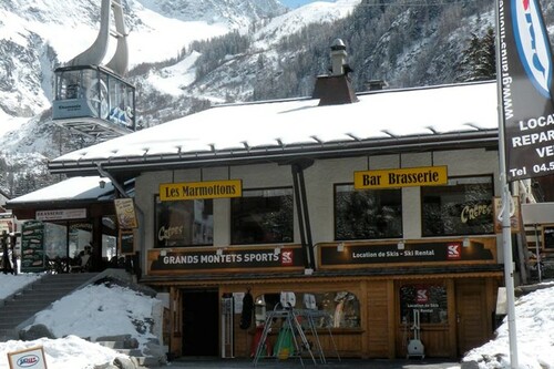 Ski hire Argentiere - Grands Montets Sports next to the cable car station