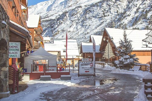 Ski hire Vaujany - Skiset at the top of the resort - Place de la Fare