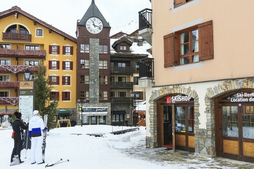 Ski hire Arc 1950 - the Skishop in the centre of resort